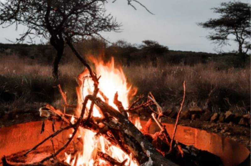 The Whisper Camp : des tentes confortables en Tanzanie : un feu de camp
